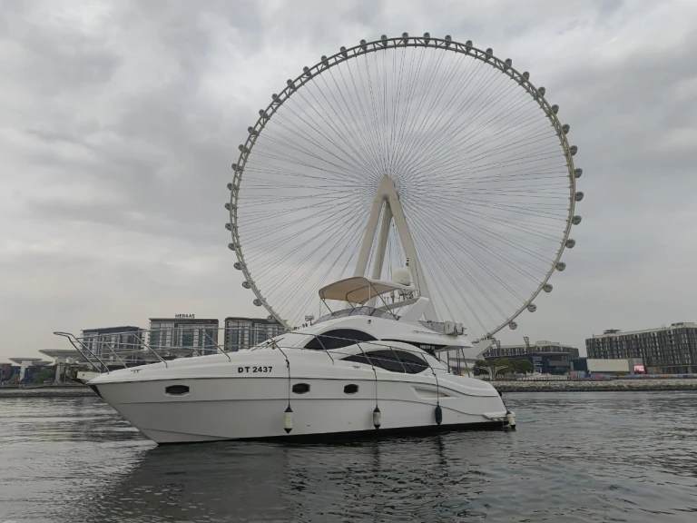 Ein Majesty Yachts Mejesty 50 mieten in Dubai Marina