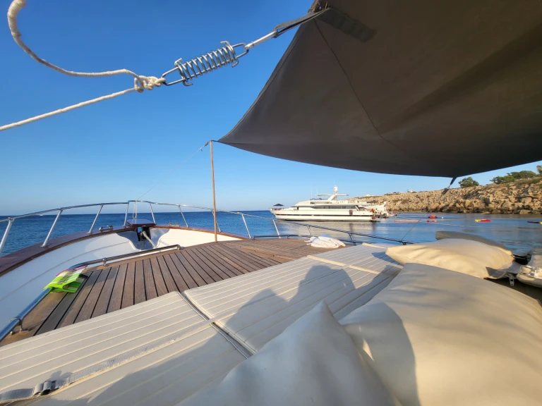 Motorboot mit oder ohne Skipper Custom Made mieten in Limassol Marina