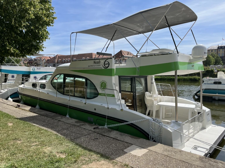 Ein Nicols Yacht Nicols Quattro Fly C Green mieten in Saverne