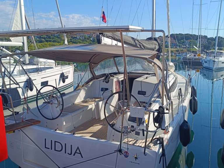 Boot mieten Pula günstig Sun Odyssey 380