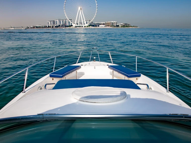 Motorboot mit oder ohne Skipper Custom Made mieten in Dubai Marina