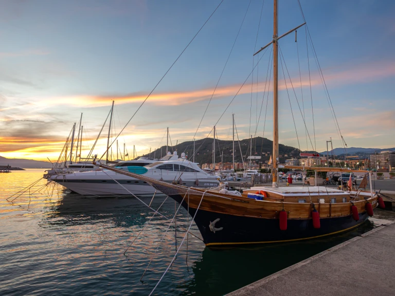 Ein SIMEONI GOLETTA 15 MT mieten in Portofino Vetta