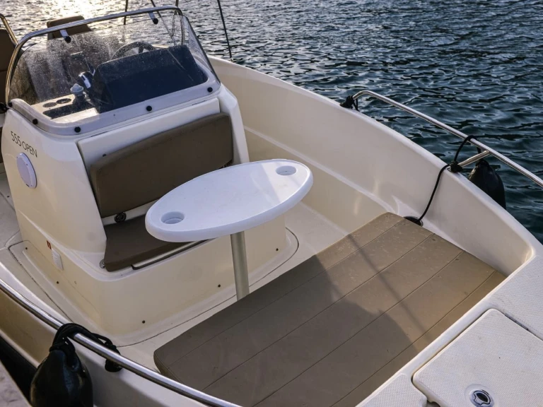 Ein Quicksilver Activ 555 Open mieten in Marseille