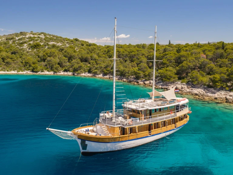 Ein Custom NOVI DAN mieten in Trogir