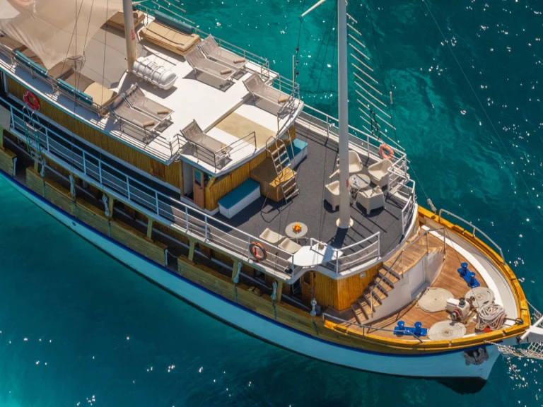 Vermietung Yacht Custom mit Führerschein