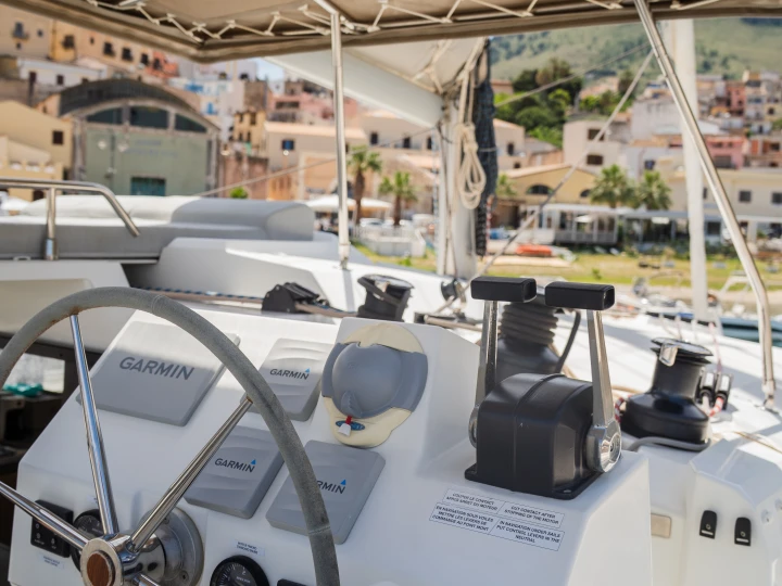 YachtCharter in Castellammare del Golfo - Fountaine Pajot Fountaine Pajot Saona 47 (Wm-AC-Gen-Sol.Pan) auf SamBoat