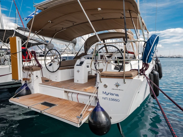 Ein Jeanneau Sun Odyssey 415 mieten in Néa Péramos