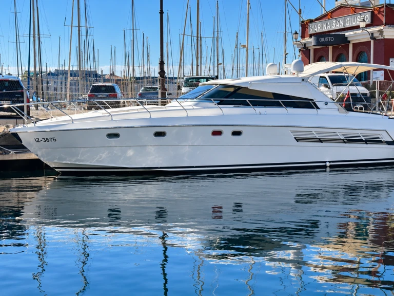Ein Raffaelli Mistral 50 Hard Top mieten in Triest