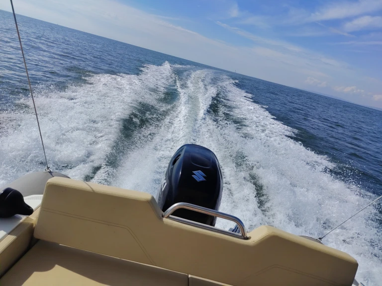 Vermietung Motorboot Karnic mit Führerschein