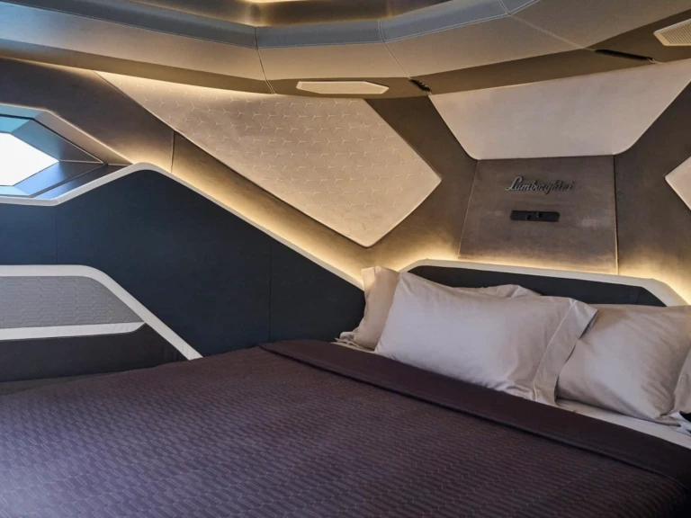 Ein Tecnomar Lamborghini 63  mieten in Dubai Marina