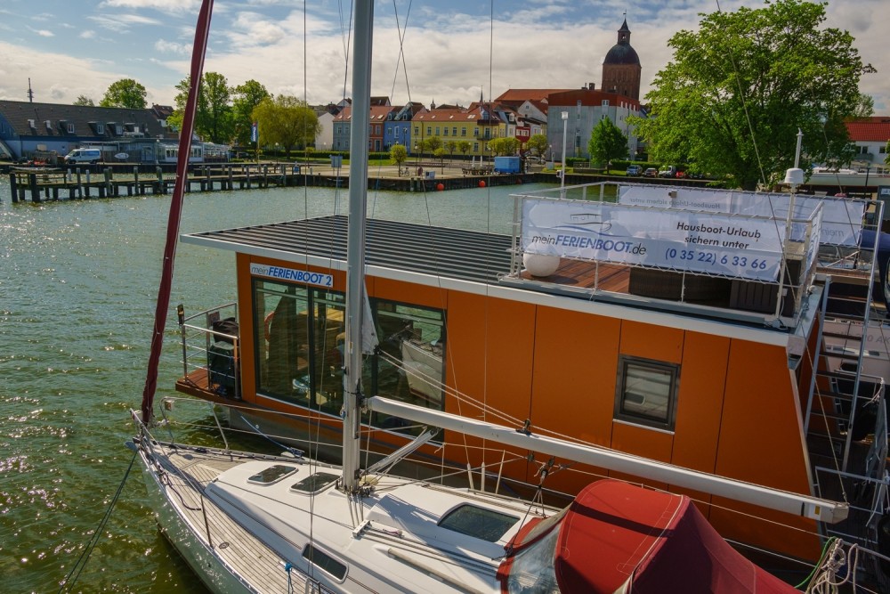 Mieten Sie ein Hausboot 1 Floating 30 Schwimmferienhaus Ribnitz ...